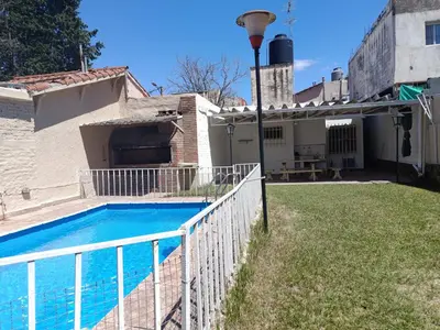 a house with a swimming pool in the yard at Casa en Carlos Paz in Villa Carlos Paz