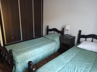 two beds sitting next to each other in a bedroom at La Francisca in La Carolina