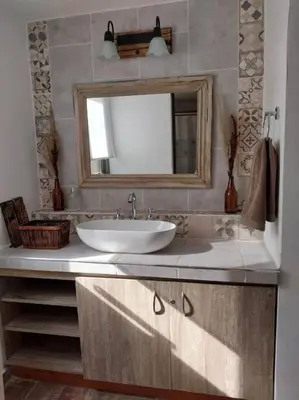 a bathroom with a sink and a mirror at Hospedaje ideal a metros del rio in Los Reartes