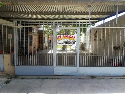 a metal gate in a building with a sign on it at El Nogal monoambiente kichenete in Alta Gracia