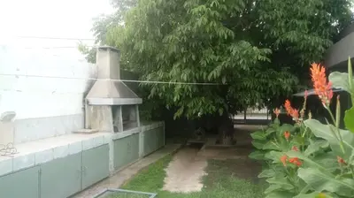 a backyard with a bird house and a tree at El Nogal monoambiente kichenete in Alta Gracia