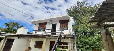 an old house with a fire ladder in front of it at Encanto Urbano vcp in Villa Carlos Paz