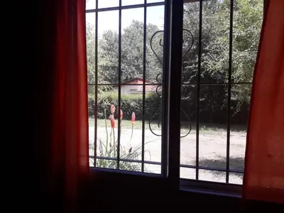 an open window with a view of a yard at Los Manzanos in Villa Ciudad Parque