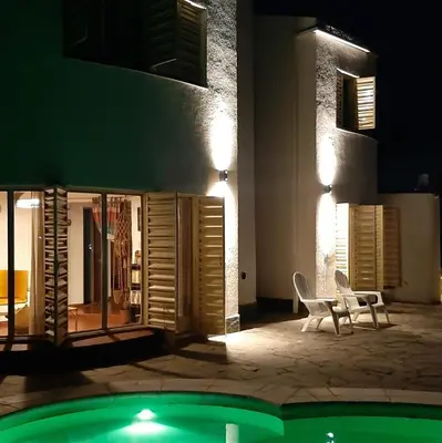 a house with a swimming pool at night at Mediterránea Casa Vacanza in Villa Carlos Paz