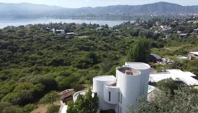 a house on a hill with a view at Mediterránea Casa Vacanza in Villa Carlos Paz