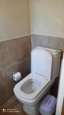 a bathroom with a white toilet in a stall at DelViento Cabañas in Las Rabonas
