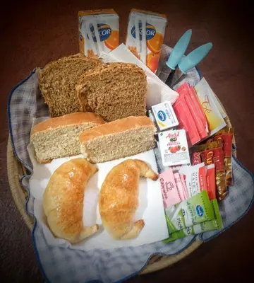 a plate with bread and sandwiches and chips and drinks at Sierras Alojamiento SUITE in Mina Clavero