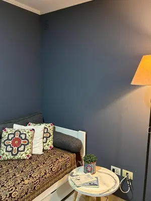 a room with a couch and a table with a lamp at NUEVOCENTRO 1 in Cordoba
