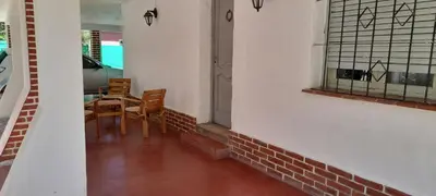 a dining room with a table and chairs and a window at Monoambiente Anisacate in Villa Anizacate