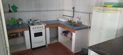 a small kitchen with a stove and a sink at Monoambiente Anisacate in Villa Anizacate
