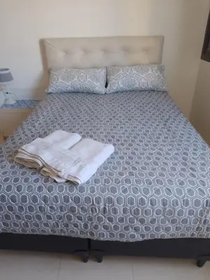 a bed with two towels sitting on top of it at CiTriPio dpto con Aire acondiconado , wifi y TV in Cordoba