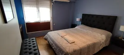 a bedroom with a large bed with a window at Nueva Córdoba departamento de una habitacion con vista al Parque in Cordoba