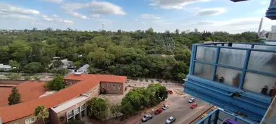 an aerial view of a city with cars on a street at Nueva Córdoba departamento de una habitacion con vista al Parque in Cordoba
