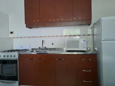 a kitchen with a sink and a microwave at PARQUE DEL SIERRAS in Alta Gracia