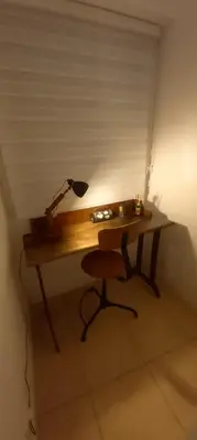 a desk with a lamp on it in a room at DEPARTAMENTO ANTIGUA CERVECERIA in Cordoba