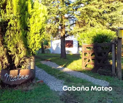 a garden with a fence and a tree and a gate at Cabaña Mateo in Cordoba