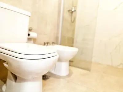 a bathroom with a toilet and a shower at Edificio Darwin in Villa Carlos Paz