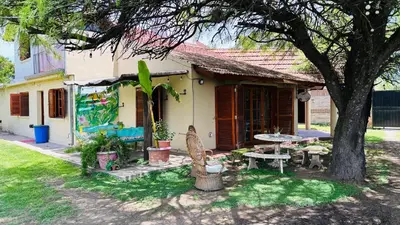 a small house with a table and a tree at La Casa Nostra in Río Cuarto