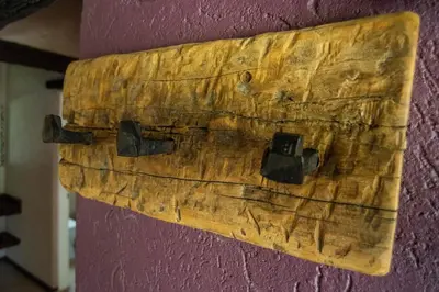 a wooden object hanging on a wall with two hooks at Brisas de Chacras in San Javier
