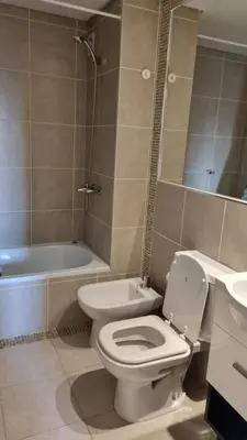a bathroom with a toilet and a sink and a tub at Moderno dpto 1 dorm cerca de hospitales y terminal 4 personas in Cordoba