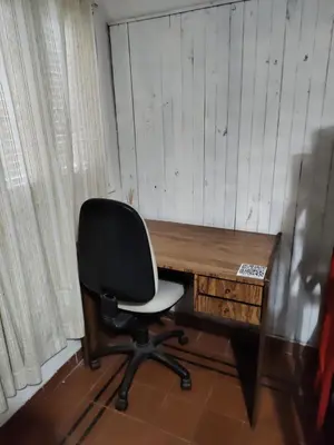 a black and white chair sitting in front of a desk at Habitación Privada en casa compartida, para mujeres, parejas, grupo mixto in Cordoba