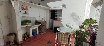 a small room with a table and a fireplace at Habitación Privada en casa compartida, para mujeres, parejas, grupo mixto in Cordoba
