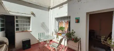 a small balcony with a table and some plants at Habitación Privada en casa compartida, para mujeres, parejas, grupo mixto in Cordoba