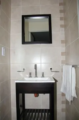 a bathroom with a sink and a mirror at Hotel Cardiólogico in Cordoba