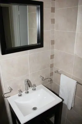 a bathroom with a white sink and a mirror at Hotel Cardiólogico in Cordoba