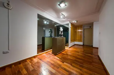a gallery with two statues in the middle of a room at Viaggiato Larrañaga II in Cordoba