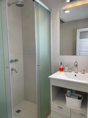 a bathroom with a shower and a sink at Departamento céntrico y espacioso en Río Cuarto. in Río Cuarto