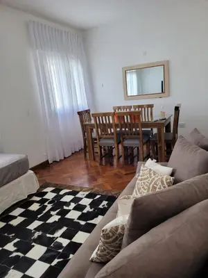 a living room with a couch and a table and chairs at Departamento céntrico y espacioso en Río Cuarto. in Río Cuarto
