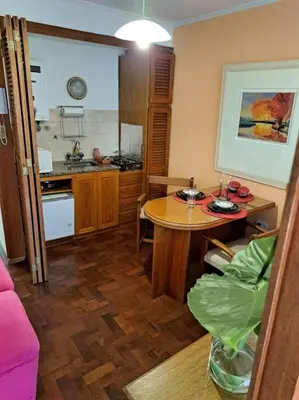 a living room with a table and a kitchen at Departamento de lujo en Cordoba Capital in Cordoba