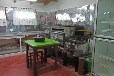 a kitchen with a green table and a stove at LUNA CAUTIVA in Santa Rosa de Calamuchita