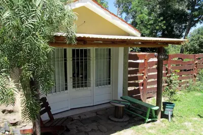 a dog house with a green bench in a yard at LUNA CAUTIVA in Santa Rosa de Calamuchita